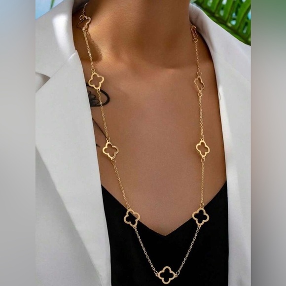 Jewelry - Hollow clover mid lenght Necklace in Gold Stainless steel